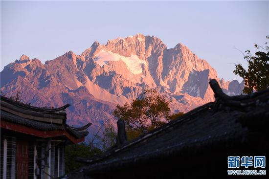 新年第一缕阳光下的玉龙雪山。新华网 李宁 摄