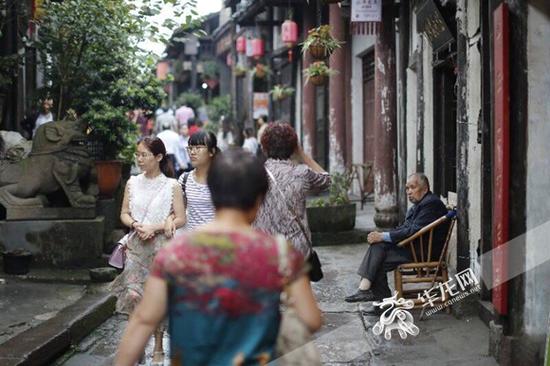 2017钓鱼城旅游文化节期间,涞滩古镇人流如织。 记者 罗嘉 摄