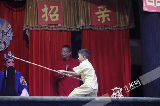 9岁小孩也来“比武招亲”。 记者 罗嘉 摄
