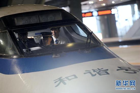 9月27日，铁路乘务人员在西安北站为西成高铁陕西段试运行做准备工作。新华社记者 李一博 摄
