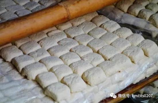 其选料认真，加工精细，专用大而圆的白皮黄豆，西门大板井的甜水，做出的豆腐洁白细嫩、火烧不变黑。