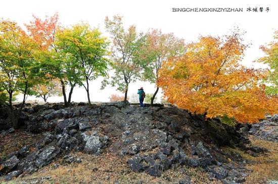 镜泊湖,火山熔岩上那片寂静怒放的秋艳