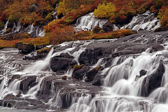 【<a href='http://travel.sina.com.cn/bingdao-lvyou/?from=b-keyword' target='_blank'>冰岛</a>】妩媚秀美的熔岩瀑布