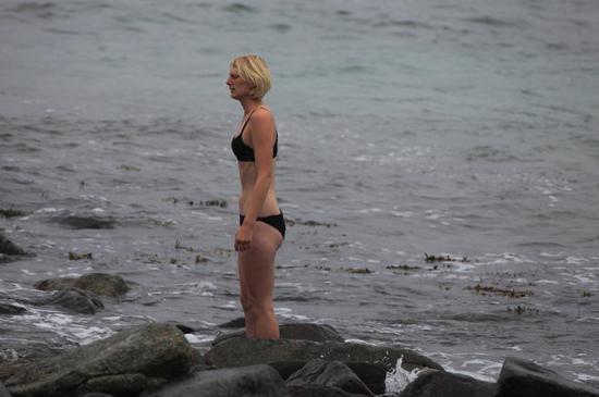 【挪威】帅哥美女在最北冲浪地挑战北极海