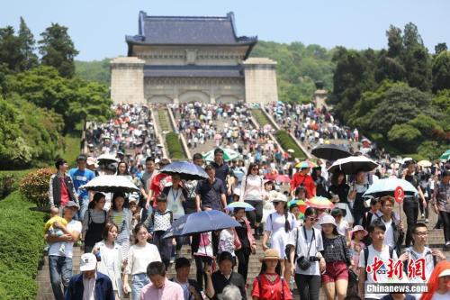 资料图：2017年4月30日，大批游客涌进南京中山陵参观。 中新社记者 泱波 摄