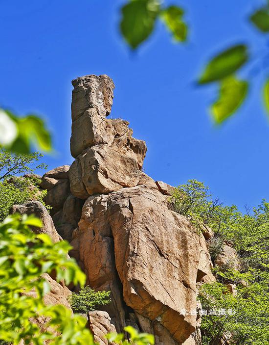 辽宁朝阳北票大黑山 推着轮椅带父母登山