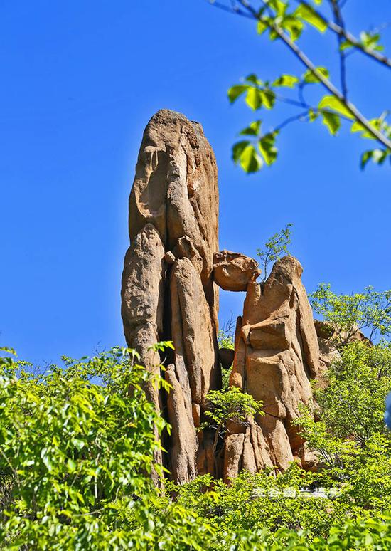 辽宁朝阳北票大黑山 推着轮椅带父母登山