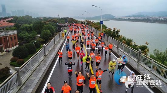 长沙国际马拉松已经成为一种展示长沙美的体育赛事,每年吸引了全国各地跑友们前来。以上图片均为资料图