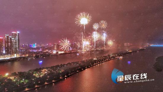 橘洲烟花已经成为长沙的一张城市名片和旅游名片,点亮了长沙夜空,也丰富了长沙市民和外来游客的生活