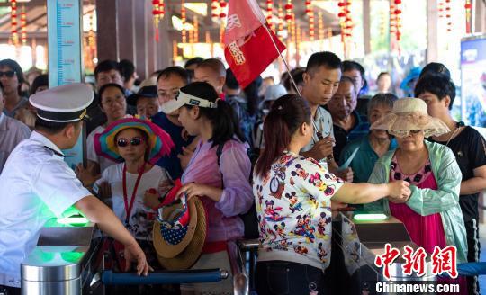 图为陵水分界洲岛旅游区游人如织。 童国强 摄