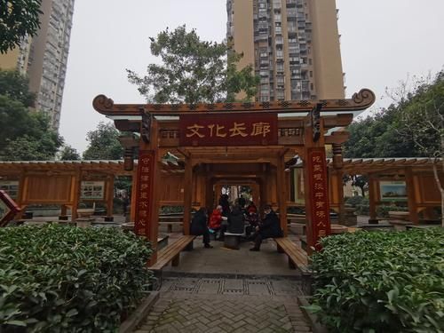 ▲安置小区的群众在文化长廊聊天。 记者 彭瑜 摄