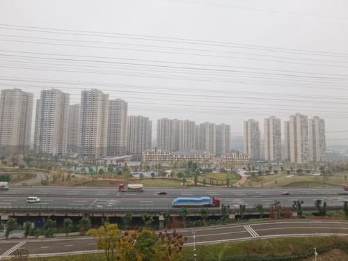 ▲位于环湖雅居A区域B区之间的环雅公园。 记者 彭瑜 摄