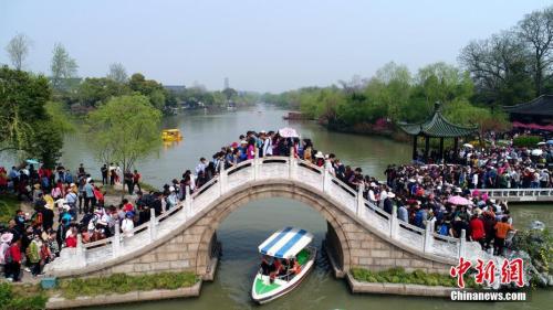 资料图：瘦西湖二十四桥上人挤人。孟德龙 摄