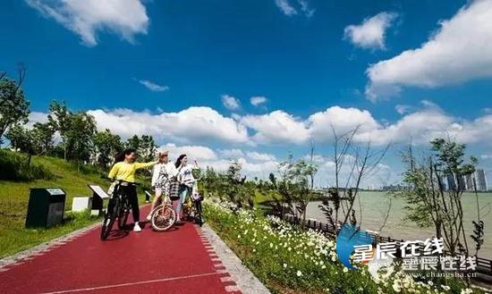 长沙市“一圈两场三道”建设两年行动计划开始后,长沙市民的休闲娱乐场所增添了许多。蓝天白云青山绿水,一片悠然景象