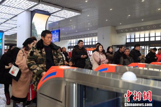 旅客乘坐杭黄高铁。　上海铁路局供图　摄