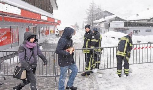 图为策马特当局人员封锁道路。（图片来源：法新社）