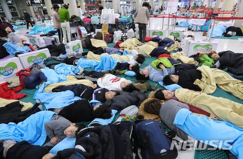 大批滞留游客夜宿济州机场