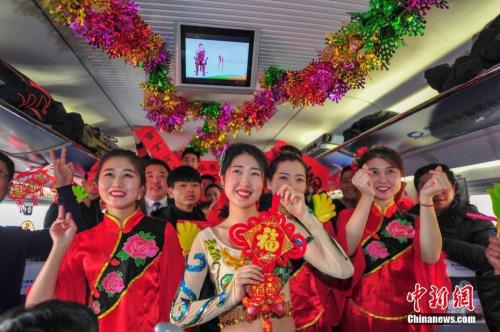 2月8日，G1226次列车由沈阳北站开往苍南，农历小年这天，全体乘务员自编自演，为旅客奉送了一台精彩的列车春晚。中新社记者 于海洋 摄