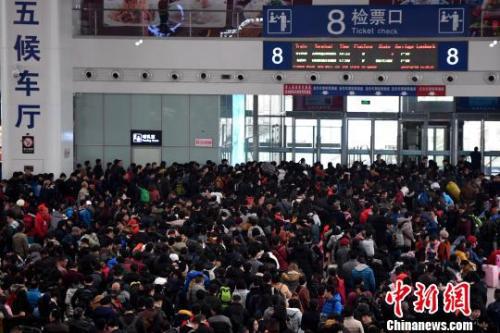 2月9日，福州火车北站旅客在候车厅排队等候检票上车。随着春节日渐临近，中国各地铁路迎来节前春运客流高峰。张斌 摄