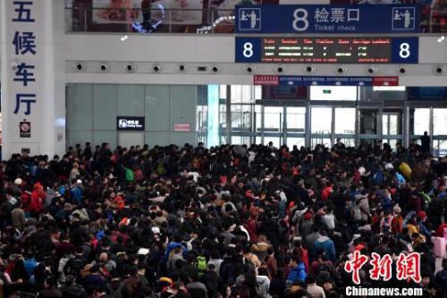 2月9日,福州火车北站旅客在候车厅排队等候检票上车。随着春节日渐临近,中国各地铁路迎来节前春运客流高峰。张斌 摄