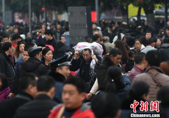 重庆火车站迎春运返程客流高峰。 陈超 摄