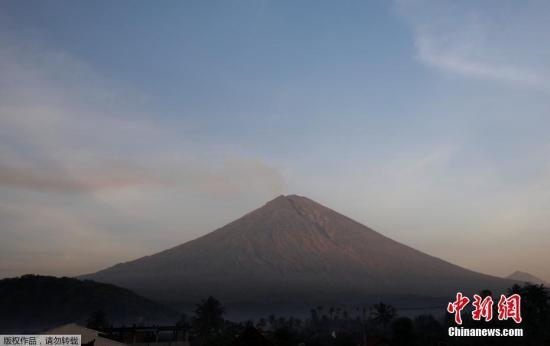 资料图：2017年12月4日，印度尼西亚巴厘岛，阿贡火山持续喷发。