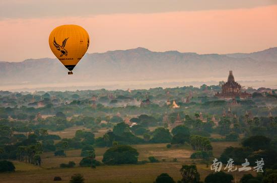 日出<a href='http://travel.sina.com.cn/pugan-lvyou/?from=b-keyword' target='_blank'>蒲甘</a>,手指之处皆浮屠