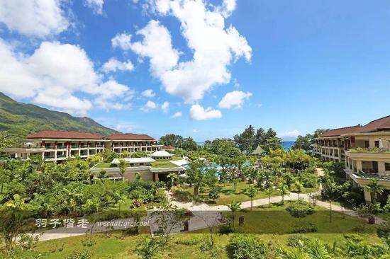 对于一个海岛控来说,印度洋的三大明珠想必一定知道,马尔代夫、毛里求斯、塞舌尔,这些与世隔绝般的海岛,是世外桃源,也是人间天堂。去过马代四个岛,对那里的一切都念念不忘,为了继续完成我的海岛梦,在世界版图上,我再一次把目光放到了印度洋,先去毛里求斯呢,还是塞舌尔? 他们说:毛里求斯+马尔代夫=塞舌尔,我想了想,那不如就去塞舌尔吧,感觉去一趟塞舌尔还赚了呢,而且位于东非,这也是羽子第一次探秘非洲,把塞舌尔作为第一站再适合不过了。 等我塞舌尔归来,还一直在关注着这个海岛目的地,原来今年的7月18日起,