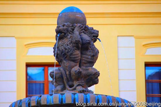 【<a href='http://travel.sina.com.cn/jieke-lvyou/?from=b-keyword' target='_blank'>捷克</a>】<a href='http://travel.sina.com.cn/bulage-lvyou/?from=b-keyword' target='_blank'>布拉格</a>城堡偶遇性感女郎(图)
