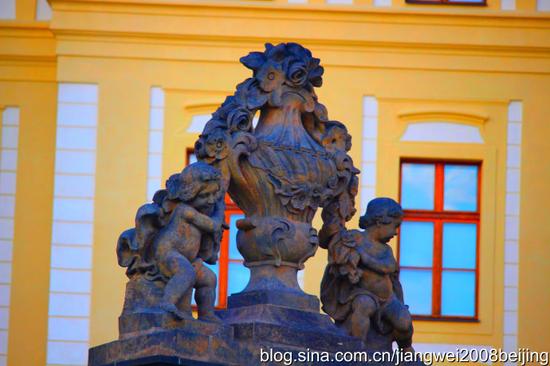 【<a href='http://travel.sina.com.cn/jieke-lvyou/?from=b-keyword' target='_blank'>捷克</a>】<a href='http://travel.sina.com.cn/bulage-lvyou/?from=b-keyword' target='_blank'>布拉格</a>城堡偶遇性感女郎(图)
