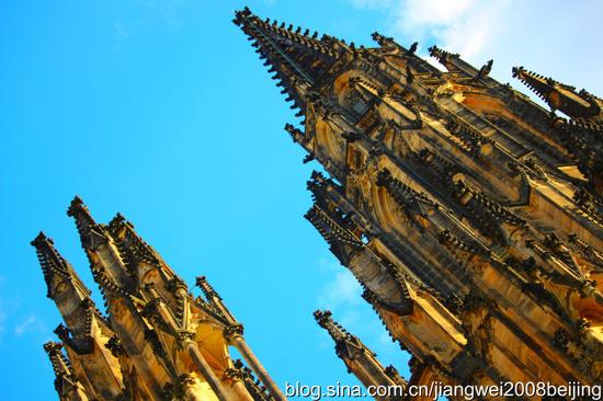 【<a href='http://travel.sina.com.cn/jieke-lvyou/?from=b-keyword' target='_blank'>捷克</a>】<a href='http://travel.sina.com.cn/bulage-lvyou/?from=b-keyword' target='_blank'>布拉格</a>城堡偶遇性感女郎(图)