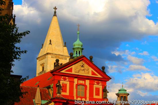 【<a href='http://travel.sina.com.cn/jieke-lvyou/?from=b-keyword' target='_blank'>捷克</a>】<a href='http://travel.sina.com.cn/bulage-lvyou/?from=b-keyword' target='_blank'>布拉格</a>城堡偶遇性感女郎(图)