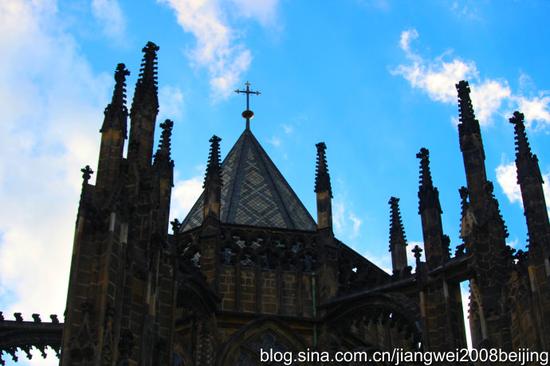 【<a href='http://travel.sina.com.cn/jieke-lvyou/?from=b-keyword' target='_blank'>捷克</a>】<a href='http://travel.sina.com.cn/bulage-lvyou/?from=b-keyword' target='_blank'>布拉格</a>城堡偶遇性感女郎(图)