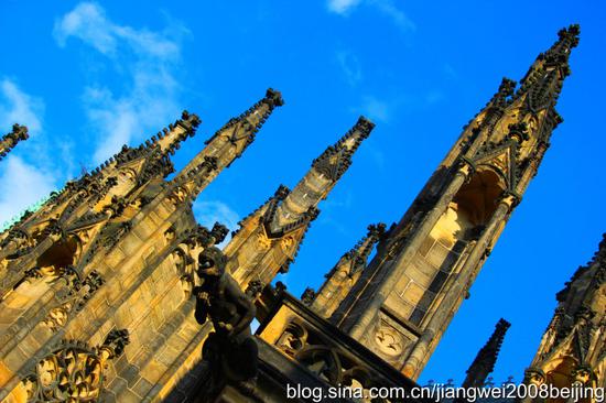【<a href='http://travel.sina.com.cn/jieke-lvyou/?from=b-keyword' target='_blank'>捷克</a>】<a href='http://travel.sina.com.cn/bulage-lvyou/?from=b-keyword' target='_blank'>布拉格</a>城堡偶遇性感女郎(图)