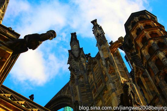 【<a href='http://travel.sina.com.cn/jieke-lvyou/?from=b-keyword' target='_blank'>捷克</a>】<a href='http://travel.sina.com.cn/bulage-lvyou/?from=b-keyword' target='_blank'>布拉格</a>城堡偶遇性感女郎(图)