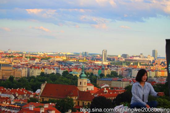 【<a href='http://travel.sina.com.cn/jieke-lvyou/?from=b-keyword' target='_blank'>捷克</a>】<a href='http://travel.sina.com.cn/bulage-lvyou/?from=b-keyword' target='_blank'>布拉格</a>城堡偶遇性感女郎(图)