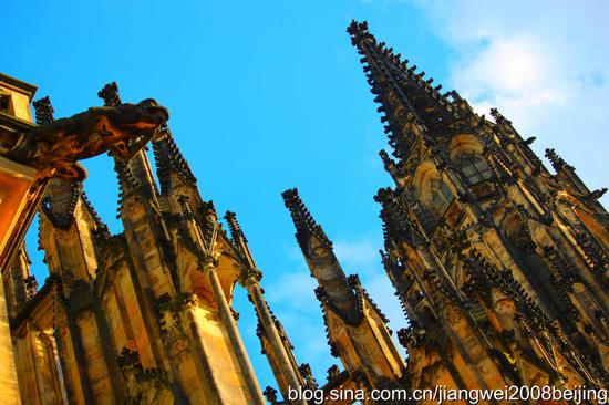 【<a href='http://travel.sina.com.cn/jieke-lvyou/?from=b-keyword' target='_blank'>捷克</a>】<a href='http://travel.sina.com.cn/bulage-lvyou/?from=b-keyword' target='_blank'>布拉格</a>城堡偶遇性感女郎(图)