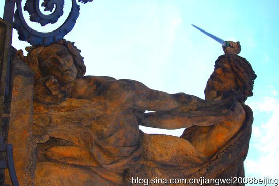 【<a href='http://travel.sina.com.cn/jieke-lvyou/?from=b-keyword' target='_blank'>捷克</a>】<a href='http://travel.sina.com.cn/bulage-lvyou/?from=b-keyword' target='_blank'>布拉格</a>城堡偶遇性感女郎(图)