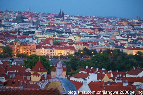 【<a href='http://travel.sina.com.cn/jieke-lvyou/?from=b-keyword' target='_blank'>捷克</a>】<a href='http://travel.sina.com.cn/bulage-lvyou/?from=b-keyword' target='_blank'>布拉格</a>城堡偶遇性感女郎(图)