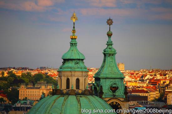 【<a href='http://travel.sina.com.cn/jieke-lvyou/?from=b-keyword' target='_blank'>捷克</a>】<a href='http://travel.sina.com.cn/bulage-lvyou/?from=b-keyword' target='_blank'>布拉格</a>城堡偶遇性感女郎(图)