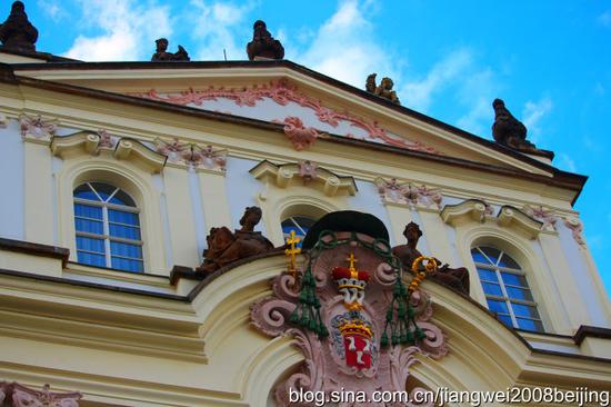 【<a href='http://travel.sina.com.cn/jieke-lvyou/?from=b-keyword' target='_blank'>捷克</a>】<a href='http://travel.sina.com.cn/bulage-lvyou/?from=b-keyword' target='_blank'>布拉格</a>城堡偶遇性感女郎(图)