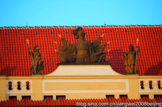 【<a href='http://travel.sina.com.cn/jieke-lvyou/?from=b-keyword' target='_blank'>捷克</a>】<a href='http://travel.sina.com.cn/bulage-lvyou/?from=b-keyword' target='_blank'>布拉格</a>城堡偶遇性感女郎(图)