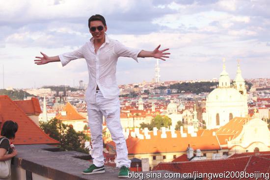【<a href='http://travel.sina.com.cn/jieke-lvyou/?from=b-keyword' target='_blank'>捷克</a>】<a href='http://travel.sina.com.cn/bulage-lvyou/?from=b-keyword' target='_blank'>布拉格</a>城堡偶遇性感女郎(图)