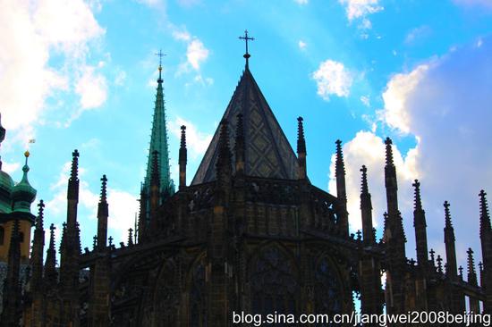 【<a href='http://travel.sina.com.cn/jieke-lvyou/?from=b-keyword' target='_blank'>捷克</a>】<a href='http://travel.sina.com.cn/bulage-lvyou/?from=b-keyword' target='_blank'>布拉格</a>城堡偶遇性感女郎(图)