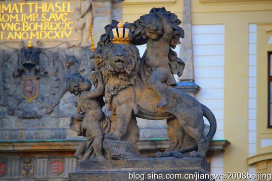 【<a href='http://travel.sina.com.cn/jieke-lvyou/?from=b-keyword' target='_blank'>捷克</a>】<a href='http://travel.sina.com.cn/bulage-lvyou/?from=b-keyword' target='_blank'>布拉格</a>城堡偶遇性感女郎(图)