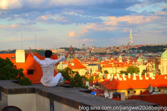 【<a href='http://travel.sina.com.cn/jieke-lvyou/?from=b-keyword' target='_blank'><em>捷克</em></a>】<a href='http://travel.sina.com.cn/bulage-lvyou/?from=b-keyword' target='_blank'>布拉格</a>城堡偶遇性感女郎(图)