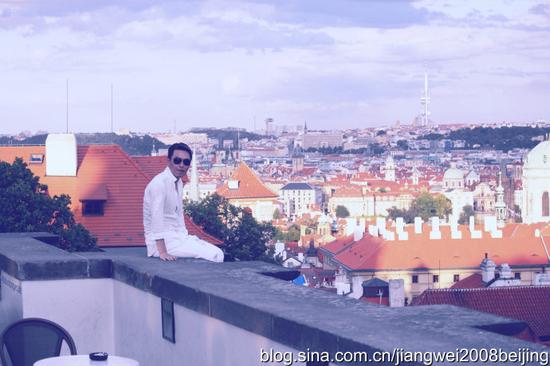 【<a href='http://travel.sina.com.cn/jieke-lvyou/?from=b-keyword' target='_blank'>捷克</a>】<a href='http://travel.sina.com.cn/bulage-lvyou/?from=b-keyword' target='_blank'>布拉格</a>城堡偶遇性感女郎(图)