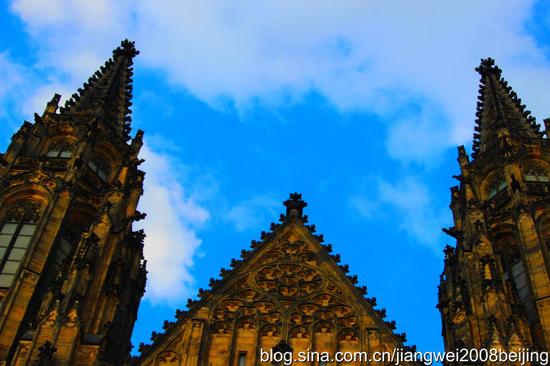 【<a href='http://travel.sina.com.cn/jieke-lvyou/?from=b-keyword' target='_blank'>捷克</a>】<a href='http://travel.sina.com.cn/bulage-lvyou/?from=b-keyword' target='_blank'>布拉格</a>城堡偶遇性感女郎(图)