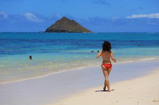 【<a href='http://travel.sina.com.cn/xiaweiyi-lvyou/?from=b-keyword' target='_blank'>夏威夷</a>】惊险!刺激!比基尼美女悬崖跳水