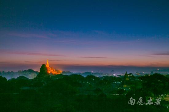日出<a href='http://travel.sina.com.cn/pugan-lvyou/?from=b-keyword' target='_blank'>蒲甘</a>,手指之处皆浮屠